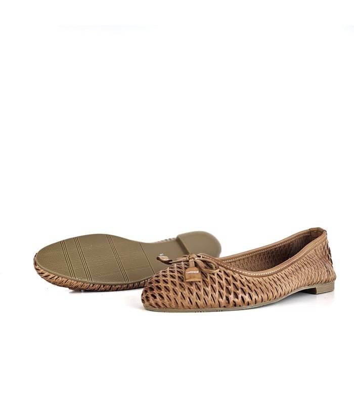 Vista de la suela del zapatos plano mujer piel troquelada