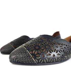detalle piel negra troquelada sandalias mujer Walk & Fly