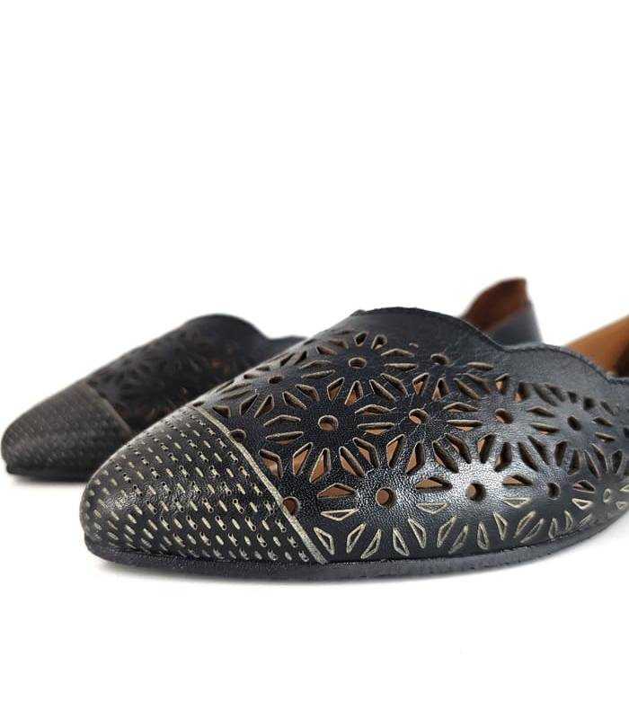 detalle piel negra troquelada sandalias mujer Walk & Fly