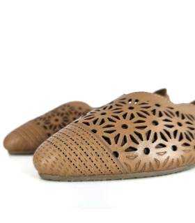 detalle piel marrón troquelada sandalias mujer Walk & Fly