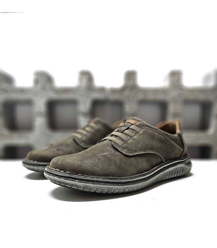 Vista lateral del zapato Zen en piel piedra con cordón elástico. Estilo casual, ideal para entretiempo.