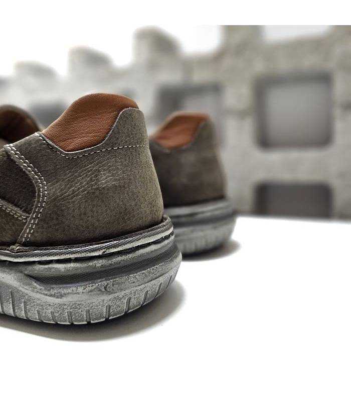 Detalle del talón en piel marrón, que le da un toque diferente al zapato casual piedra.