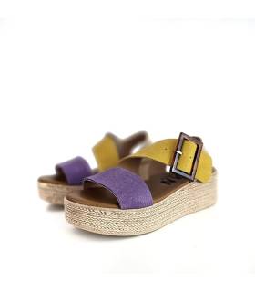 Sandalia de KMN con tiras de piel cruzadas en morado y amarillo.