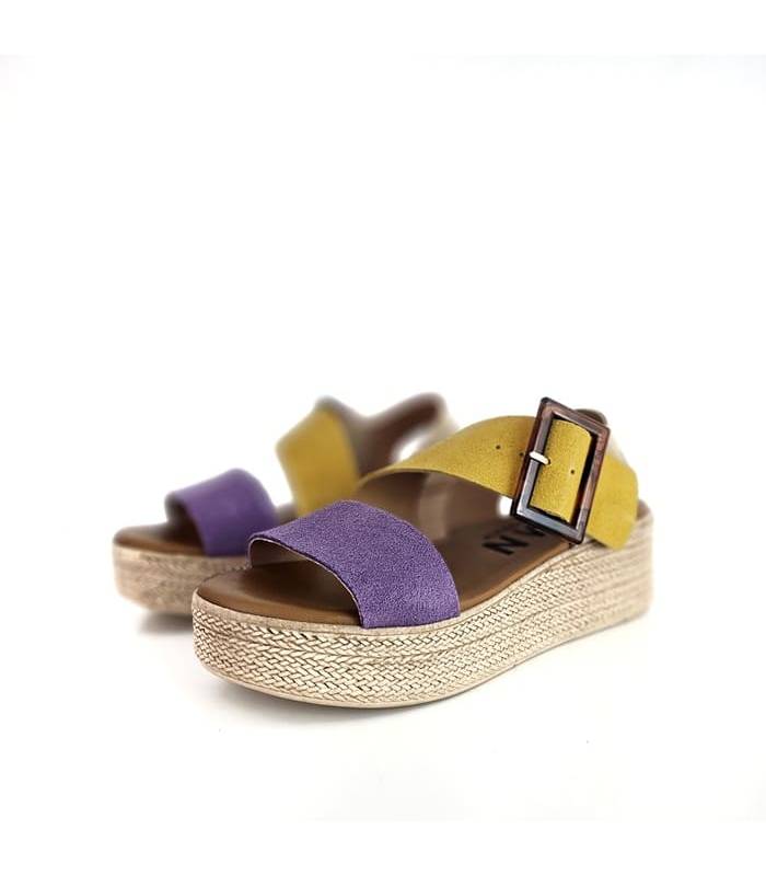 Sandalia de KMN con tiras de piel cruzadas en morado y amarillo.