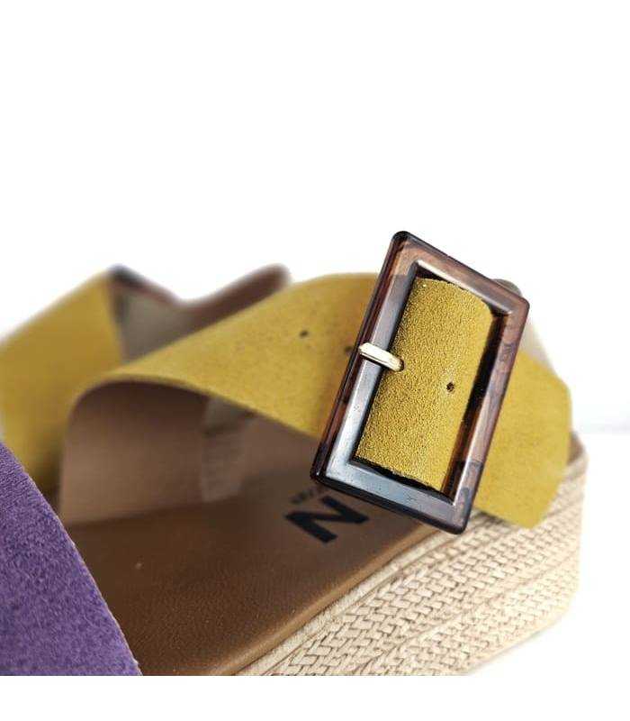 Primer plano de la mezcla de pieles en tonos vibrantes: morado en la pala, amarillo en la pulsera y beige en el talón