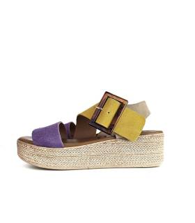 Vista lateral de la sandalia plataforma de mujer en tonos morado, mostaza y beige.