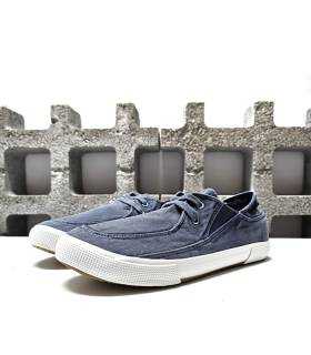 Zapatilla casual de hombre con diseño relajado, detalle de costuras y cordones en azul al tono. Estilo urbano muy versátil.