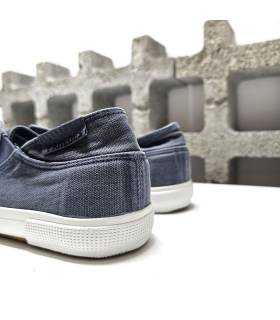 Parte trasera de la zapatilla con acabado en lona lavada azul. Diseño cómodo y fresco para el verano.