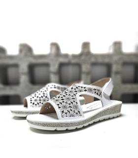 Vista lateral de la sandalias blanca Doctor Cutillas. Diseño troquelado de flores, ideal para verano.