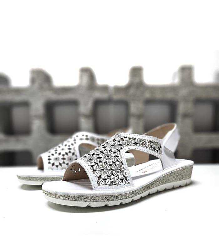 Vista lateral de la sandalias blanca Doctor Cutillas. Diseño troquelado de flores, ideal para verano.