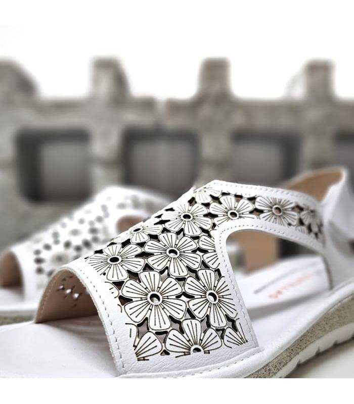 Detalle del troquelado de flores de la sandalia. Horma ancha, floral y aireada para pies frescos y cómodos.
