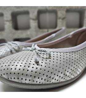 detalle textil perforado zapatilla casa mujer plata