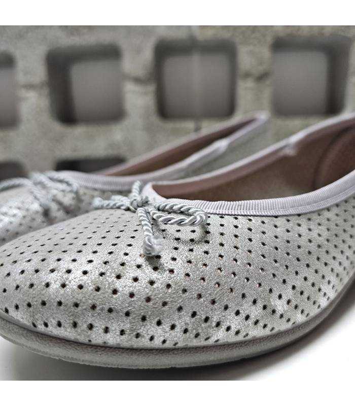 detalle textil perforado zapatilla casa mujer plata