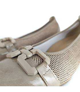 detalle puntera redondeada charol zapatos salón beige