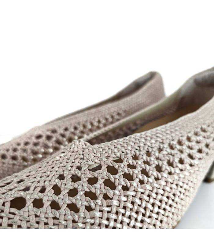 detalle rejilla trenzada metalizada zapato salón platino