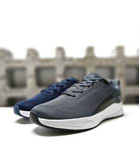 Comparativa de los dos colores azul y gris de la zapatilla deportiva de hombre Bernales de Paredes