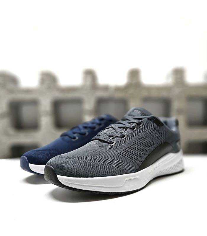 Comparativa de los dos colores azul y gris de la zapatilla deportiva de hombre Bernales de Paredes
