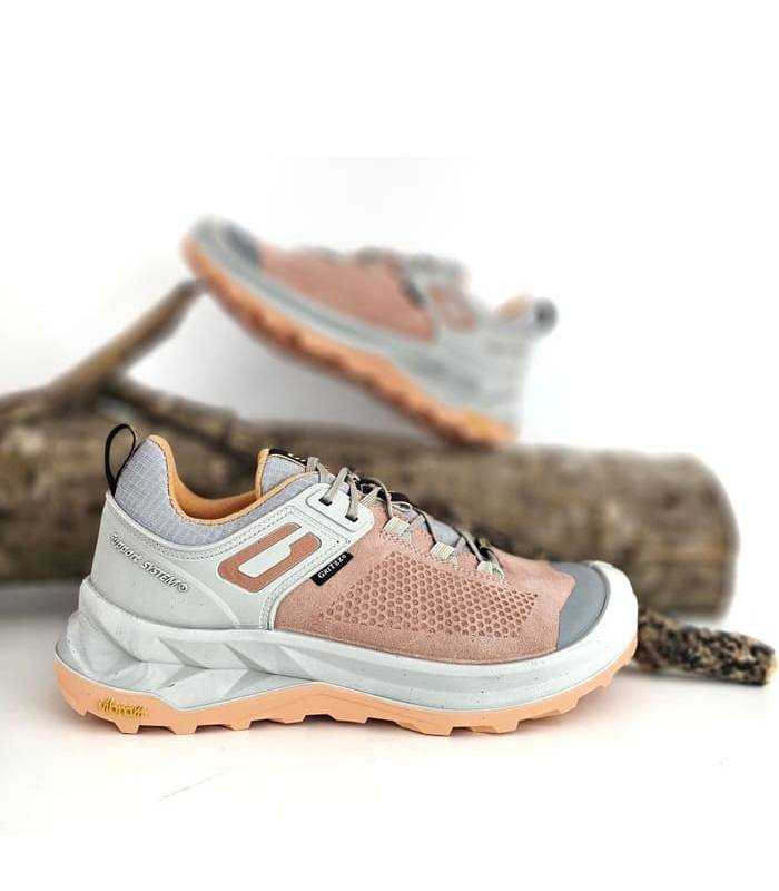 zapatilla outdoor mujer rosa sin costuras de Grisport, vista de los dos perfiles sobre un tronco