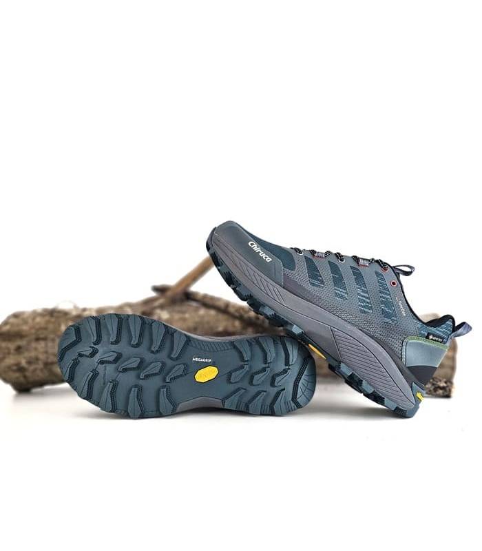 vista del piso vibram de las zapatillas de senderismo verdes e Chiruca