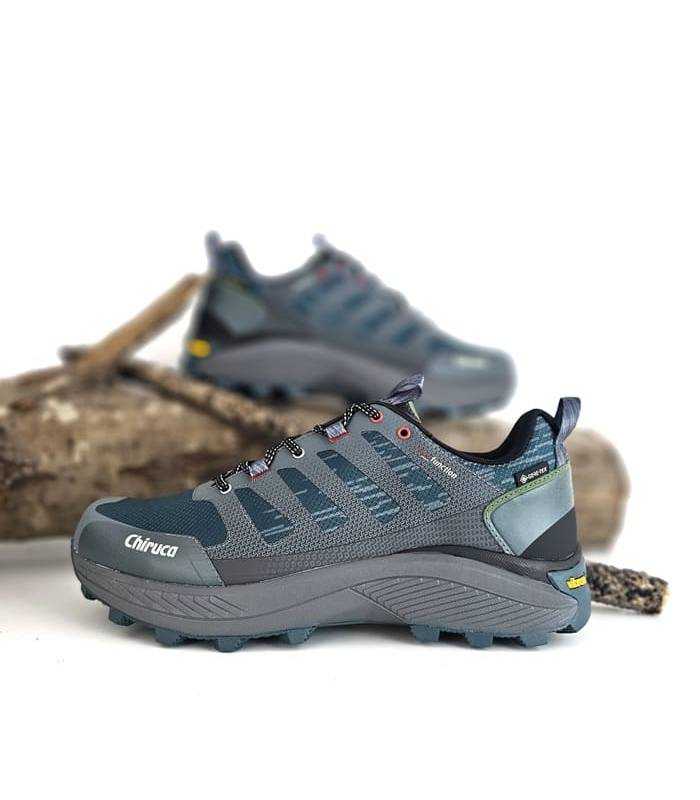 Vista de los dos perfiles de la zapatillas técnicas senderismo hombre Chiruca GoreTex
