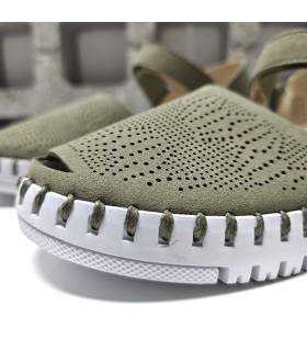 Detalle del tejido calado verde de la sandalia plana de mujer de Walk & Fly