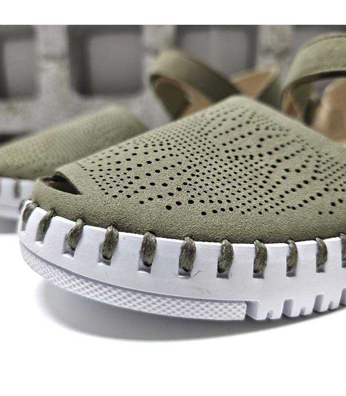 Detalle del tejido calado verde de la sandalia plana de mujer de Walk & Fly