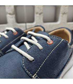 Detalle del cierre con cordones blancos que aportan ajuste personalizado y un toque de contraste elegante.