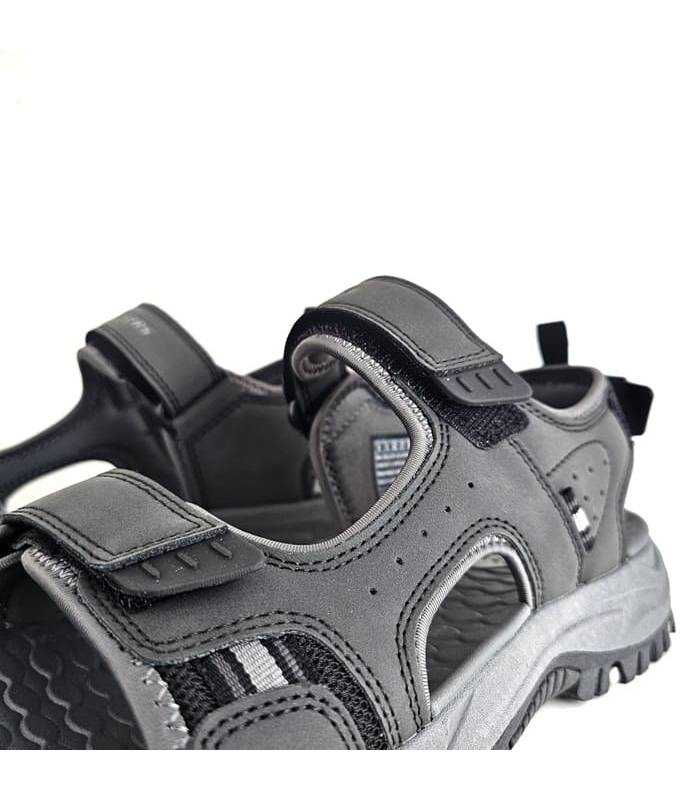 Detalle cierre velcro sandalia negra Skechers hombre