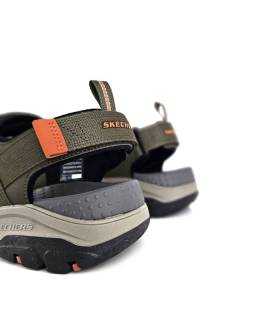 Vista trasera de sandalia Skechers Tresmen Ryer con talón abierto y tira trasera acolchada en naranja