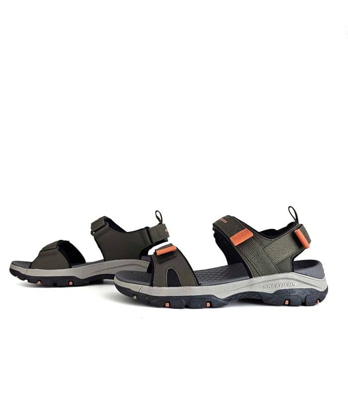 Cierre de velcro ajustable en sandalia Skechers hombre, detalle práctico y cómodo