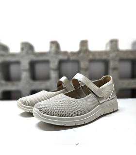 Zapato mercedes beige Vicmart de mujer en vista semiperfil, diseño cómodo y ligero