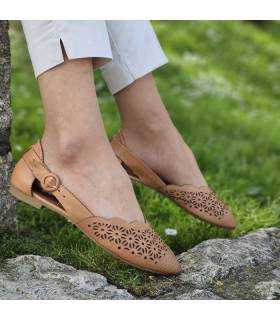 Modelo posando en el prado con las sandalias cerradas piel cuero de Walk&Fly