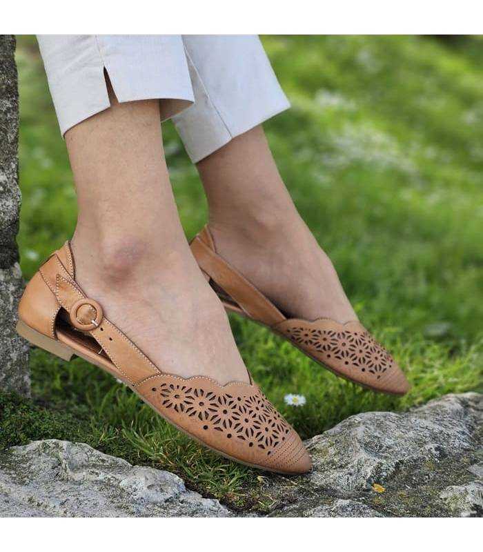 Modelo posando en el prado con las sandalias cerradas piel cuero de Walk&Fly