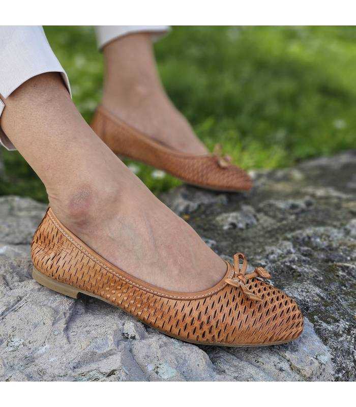 Zapatos bailarina puesto en modelo posando en un jardín