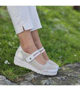 zapatos de mujer mercedes de Treintas puestos en los pies de una modelo