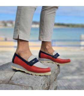 mocasines de Nival puestos en modelo posando junto al mar