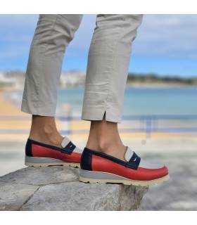 Vista de perfil de los zapatos de mujer mocasines de Nival puestos en una mujer con pantalones beige