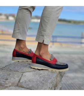 con vistas al mar modelo posando con os mocasines de Nival Woman azules