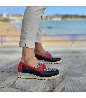 Zapato mocasín Noelia puesto en modelo posando junto al mar Cantabrico