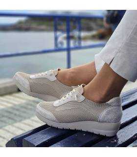 mujer posando en un banco los zapatos deportivos de malla de Treintas