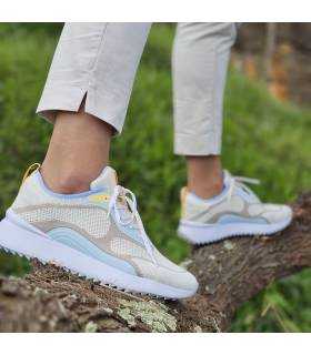 modelo posando sobre una rama de un árbol con los deportivos beige con cuña de Kangaroos en rebajas