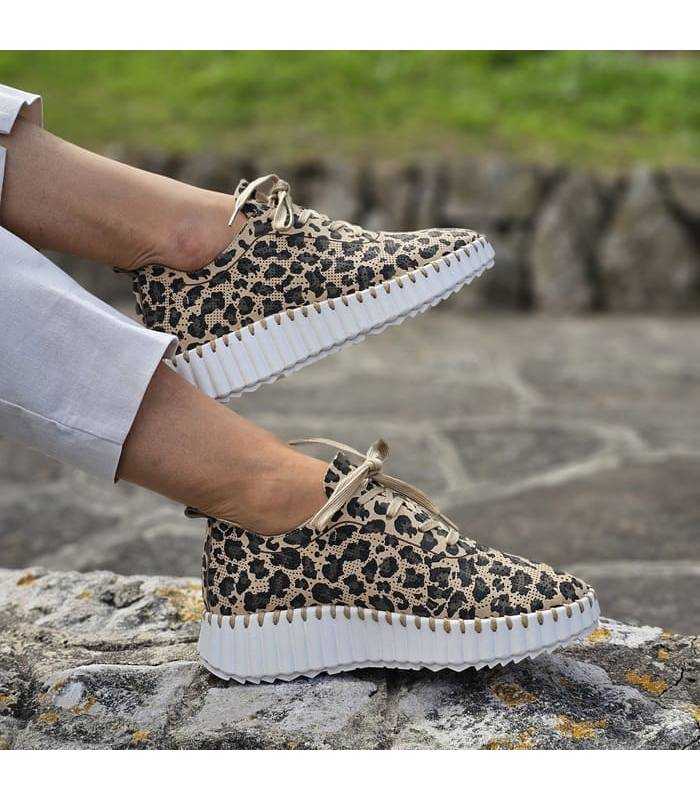 zapatos deportivos cómodos de mujer con estampado animal print de  Walk & Fly puestos en los pies