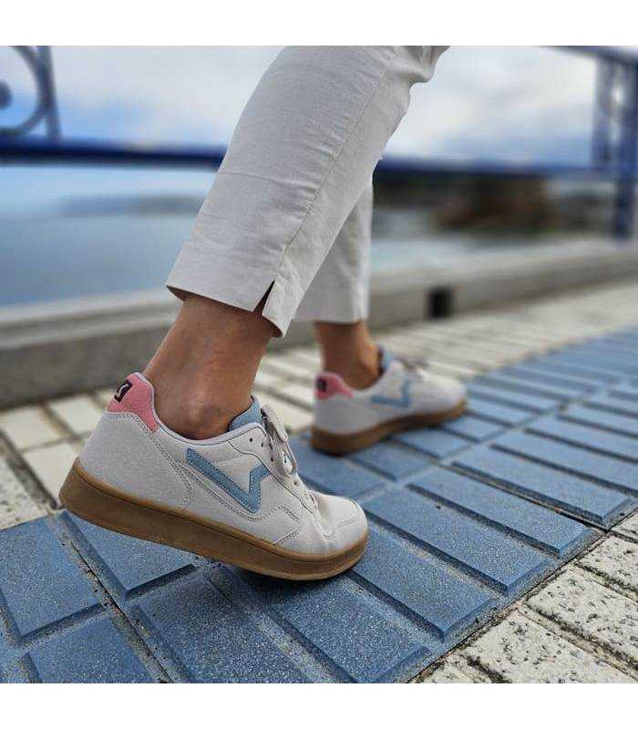 Zapatilla casual Nuarbe mujer de Paredes color beige puesto en modelo caminando