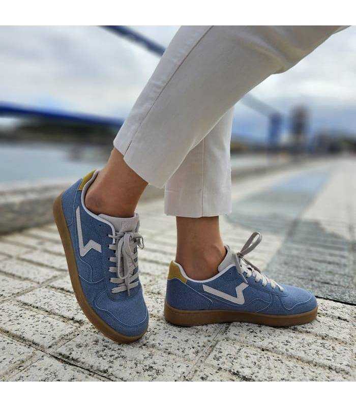 Zapatilla casual Nuarbe mujer de Paredes azul puesto en modelo junto al mar