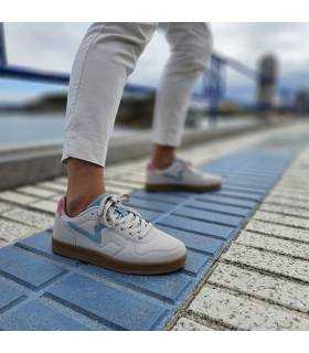 Zapatilla casual Nuarbe mujer de Paredes color beige puesto en modelo posando con pantalones beige