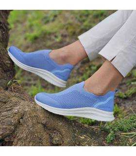 mujer posando con los deportivos ligeros azules de Nicaboco
