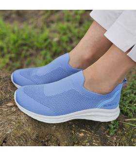 modelo luciendo los deportivos ligeros de textil azul claro de Nicoboco