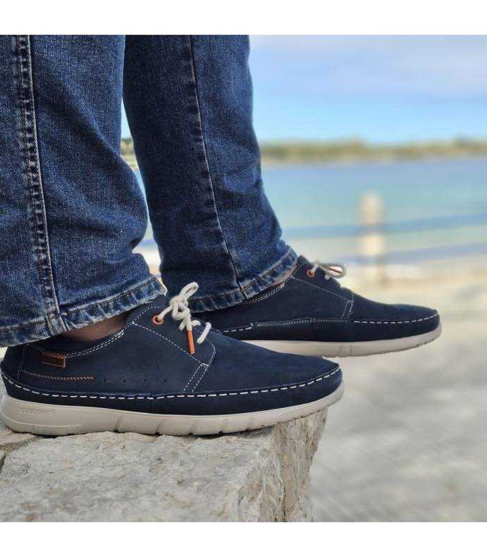 Vista de perfil de los zapatos azules de Baerchi puestos de rebajas