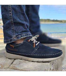 hombre posando con los zapatos de piel azul ligeros de Baerchi