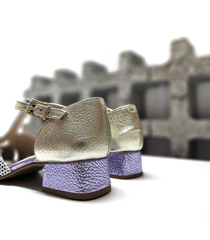 Vista trasera del zapato Nival Marin para mujer con talón dorado